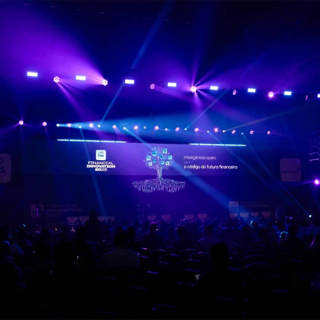 Palco principal iluminado na abertura do CMS Financial Innovation 2025
