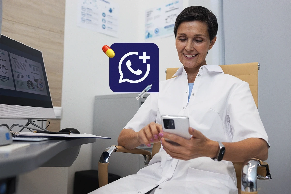 Farmacêutica utilizando o WhatsApp corporativo para comunicação 