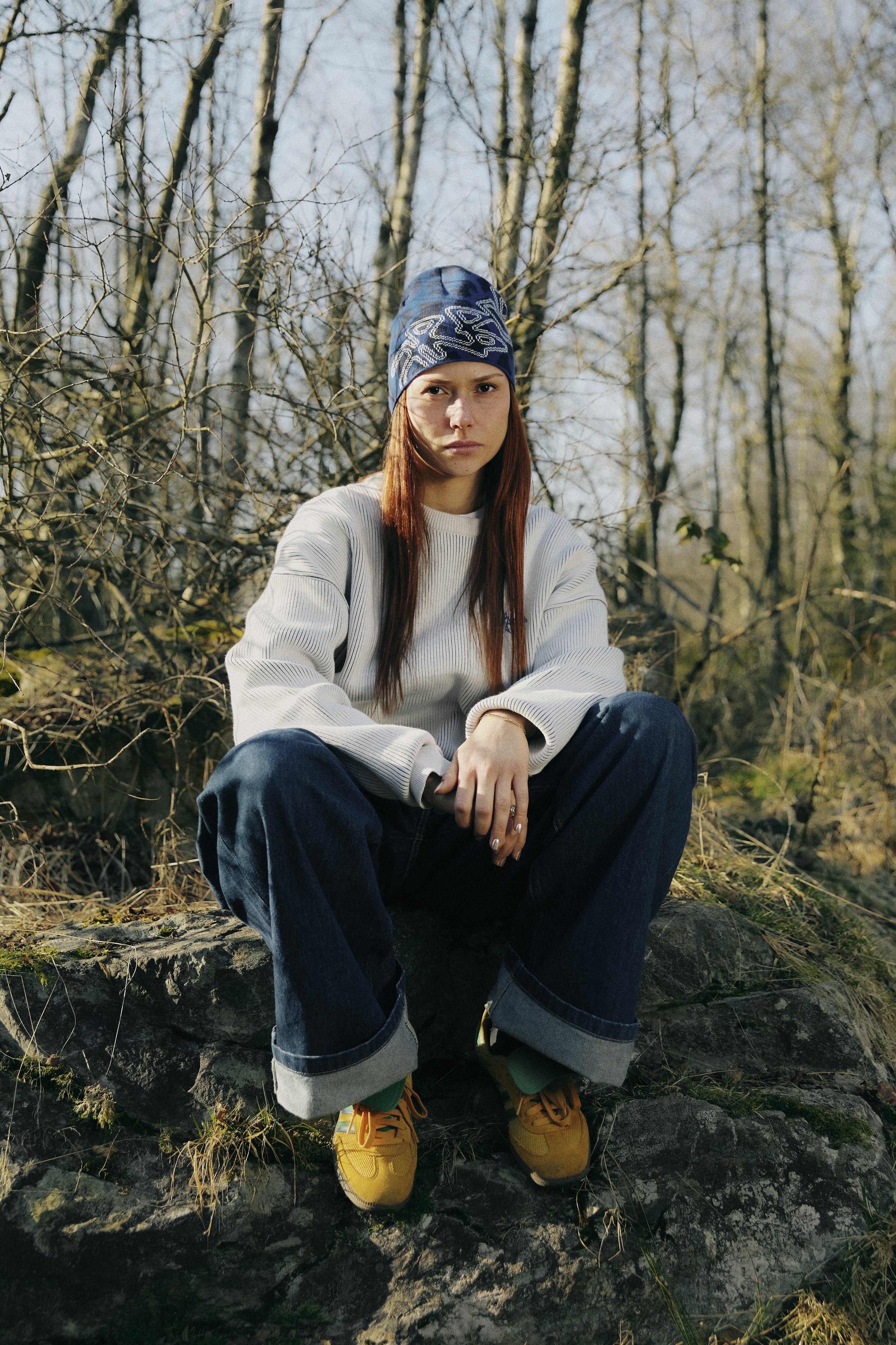 Une mannequin porte un look streetwear ample dans le lookbook Arbor Antwerpen