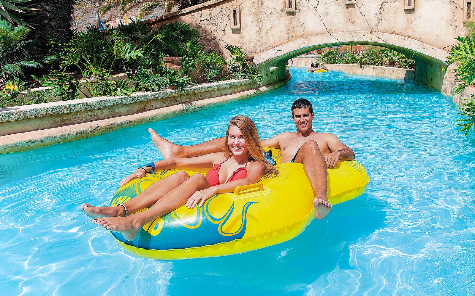 Paar genießt eine entspannte Flussfahrt im Aqualand Maspalomas.