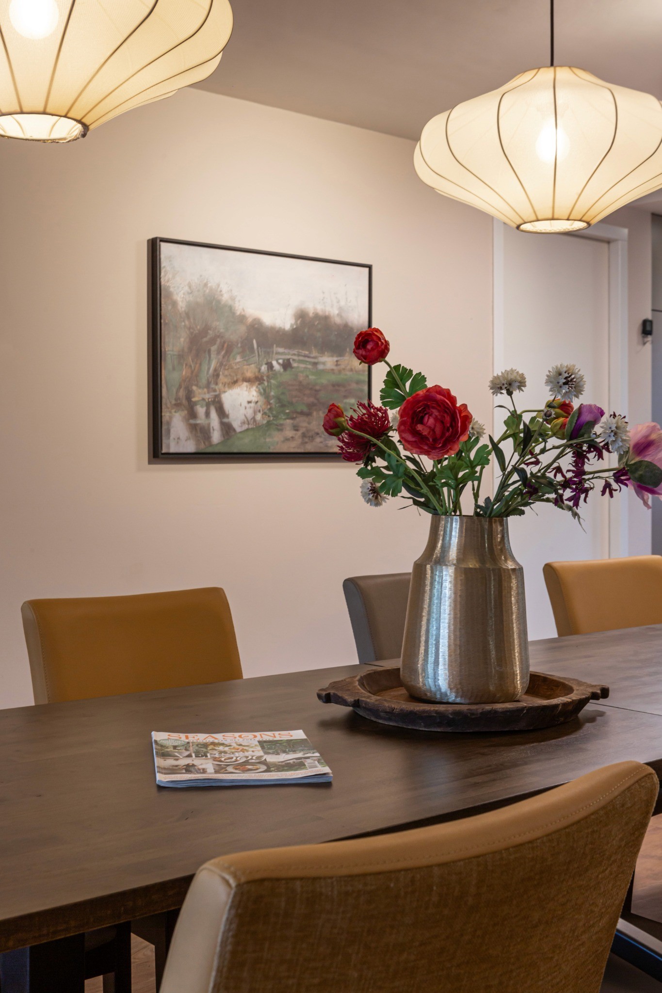 eettafel ouderenzorg met japandi lampen en oude meester landelijk 