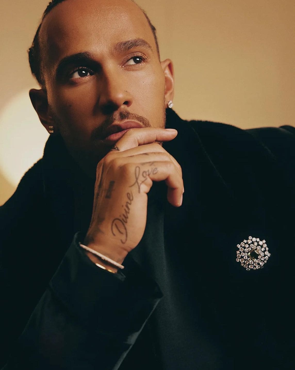 Lewis Hamilton wearing broche diamond