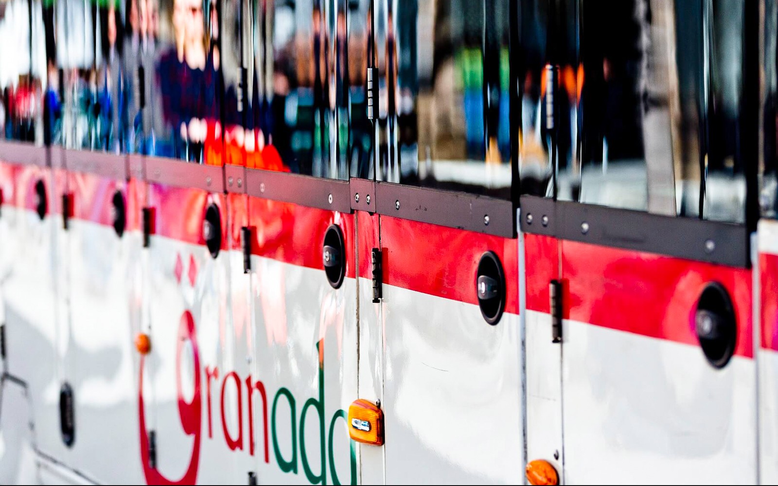 Granada-turbussens eksteriør med logo, en del av hop-on hop-off-tjenesten.