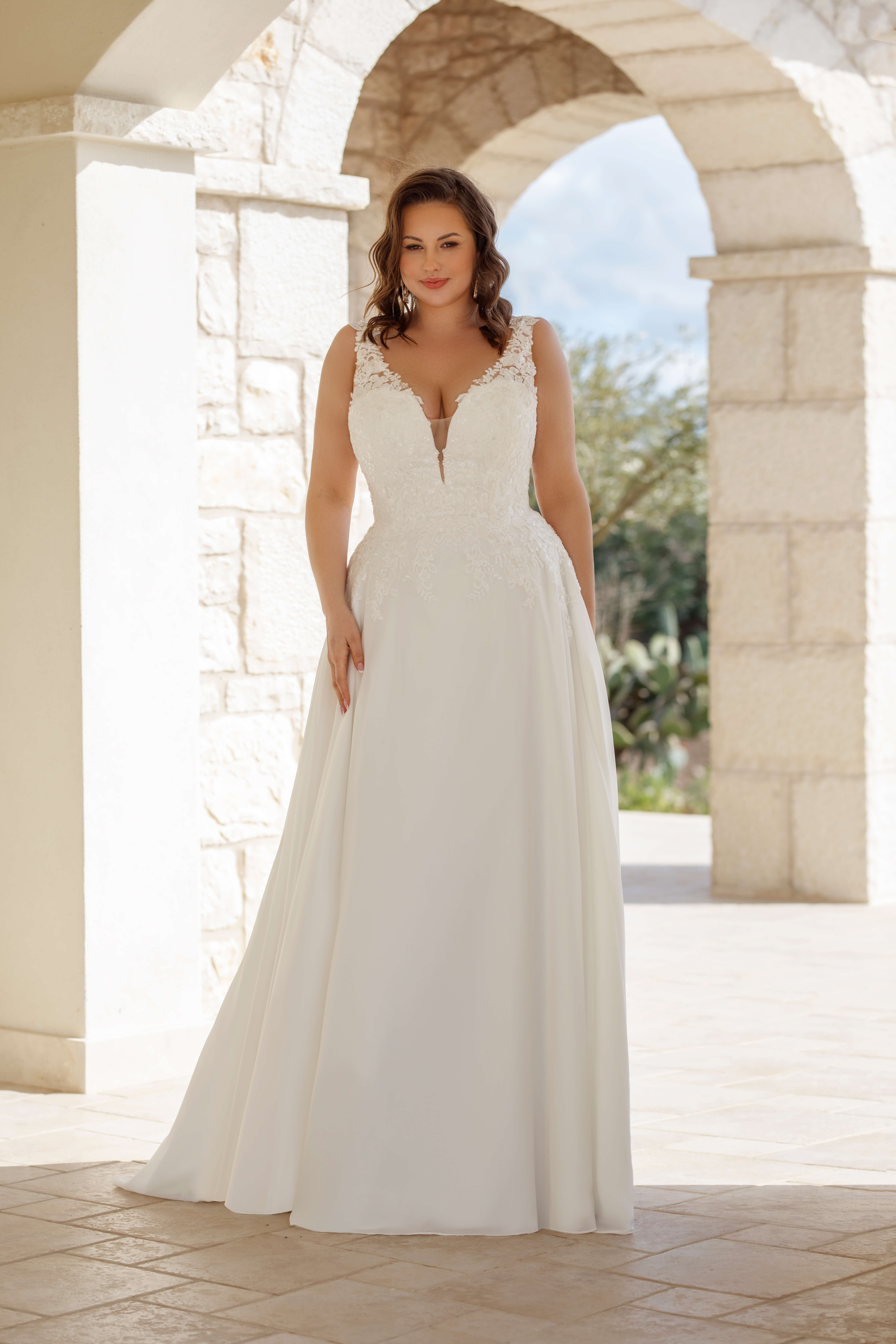 Standesamtkleid mit betonter Taille und fließendem Rock