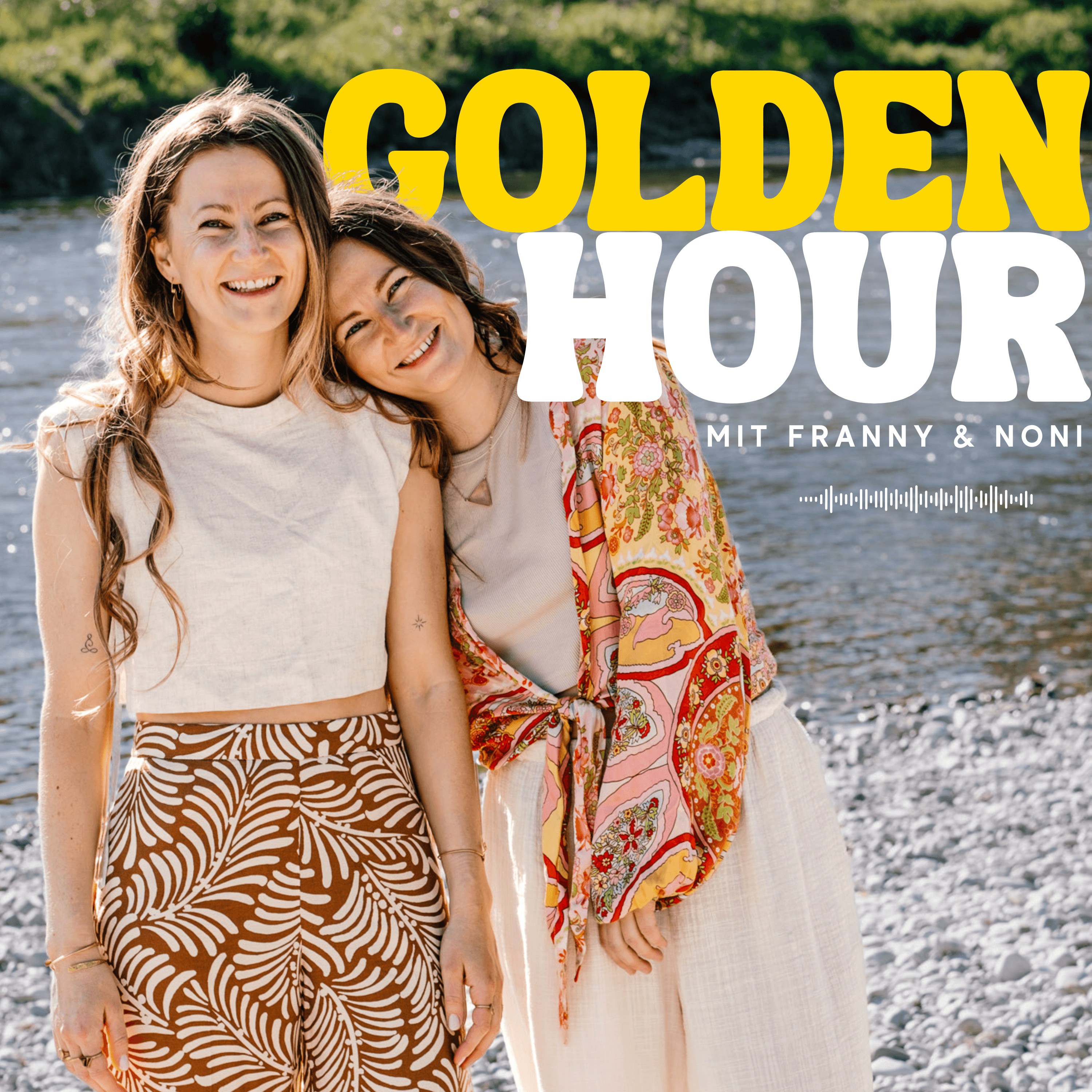 Antonia steht vor weißer Wand mit Laptop in der Hand