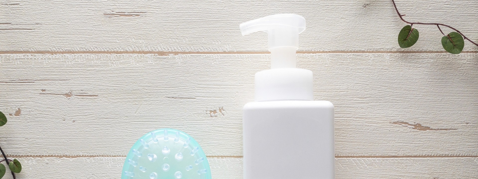 シャンプーとシャンプーブラシの画像