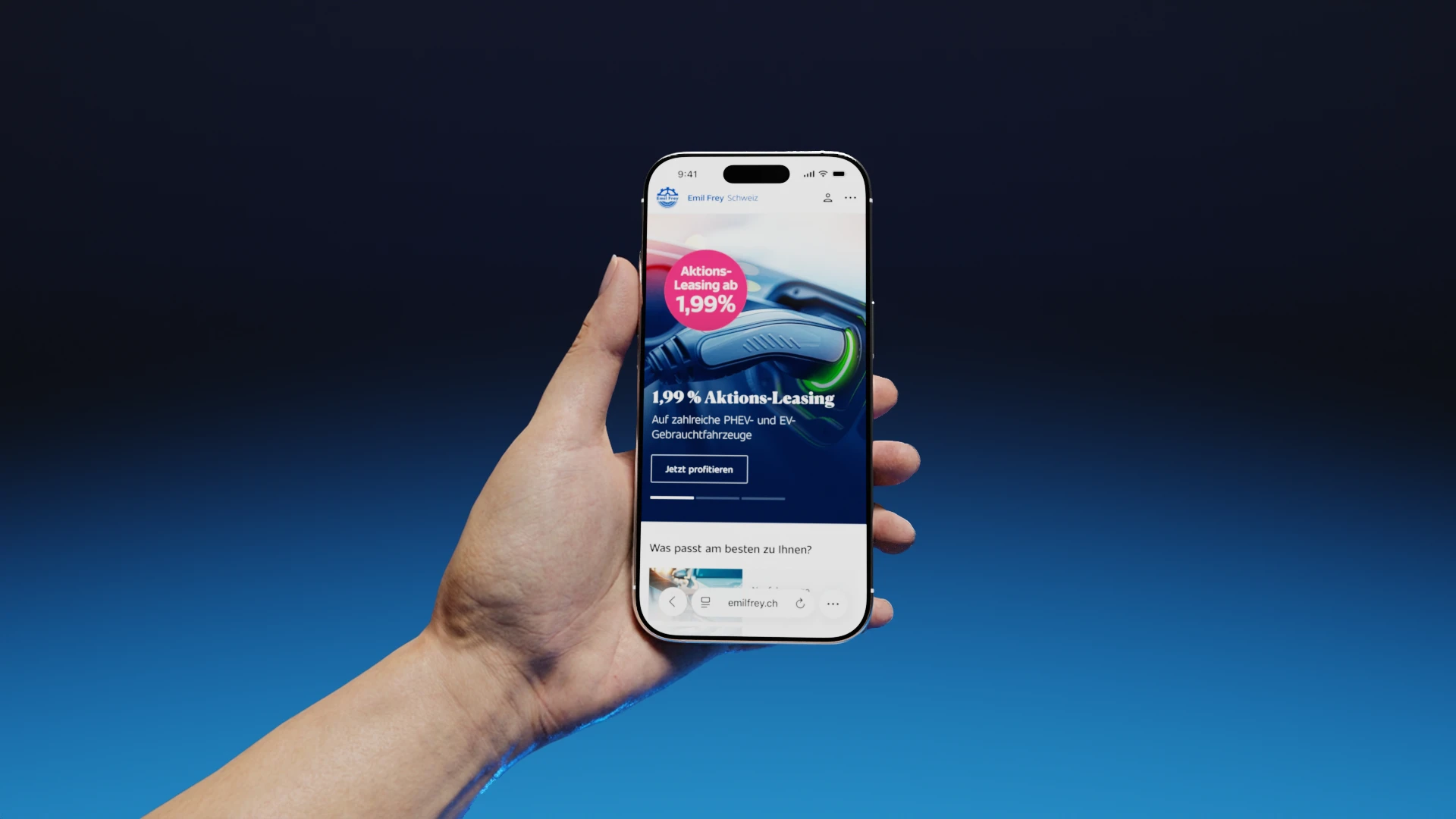 Eine Hand, die ein Handy hält, auf dem die Homepage von Emil Frey Switzerland zu sehen ist.