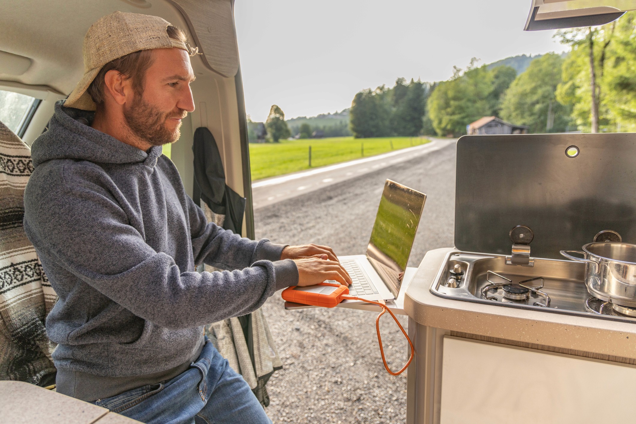 Digital Nomad in Campervan mit Laptop
