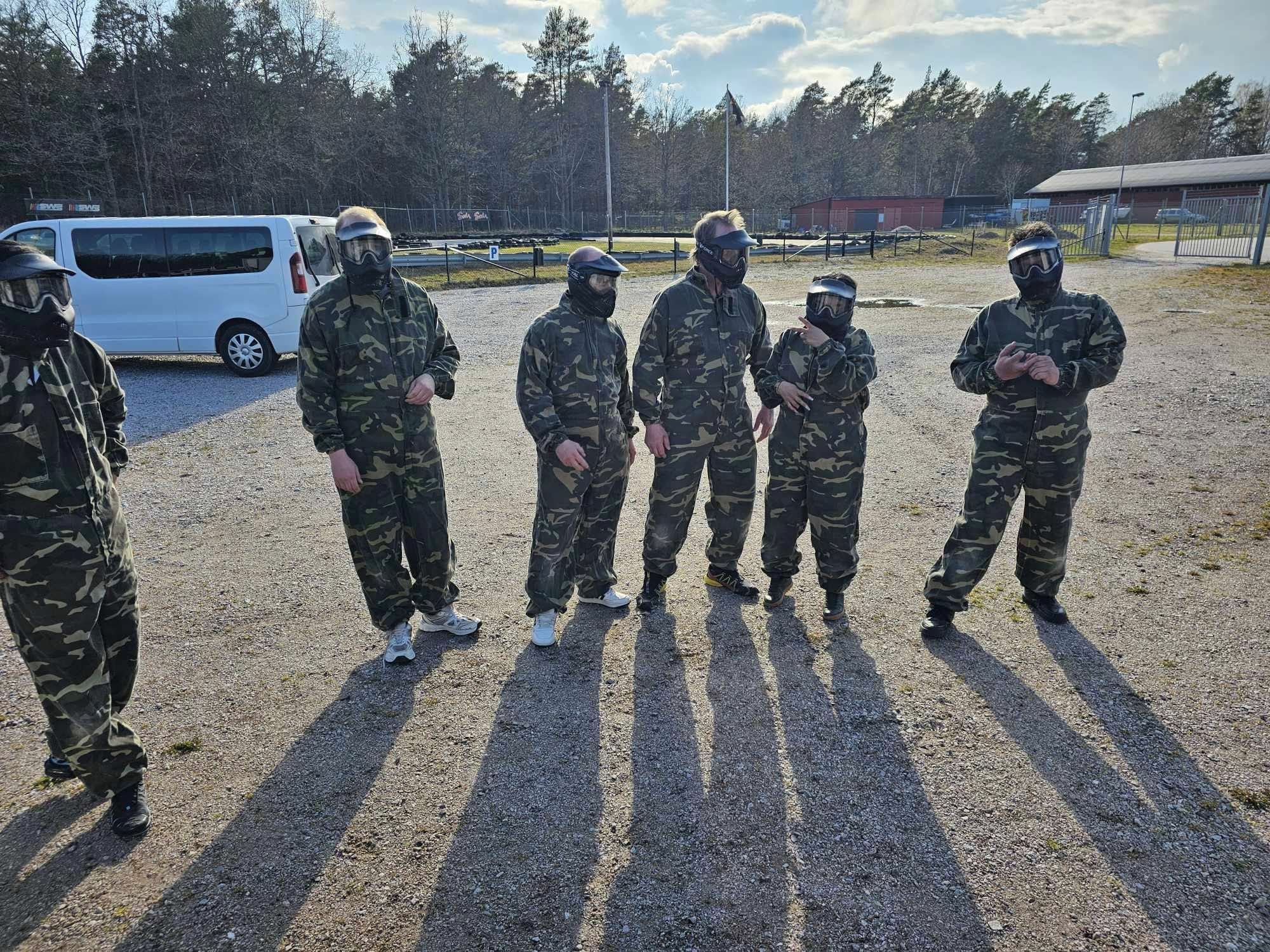 En bild från när vinternatt arrangerade paintball