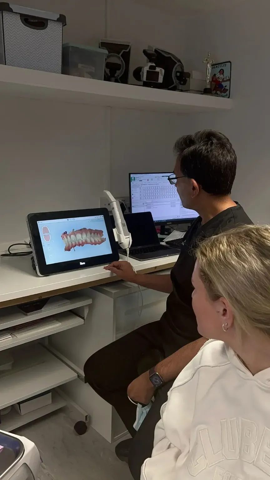 Dr Khalid talking over a scan of the patients teeth to talk about the clear aligners (invisalign) plan.