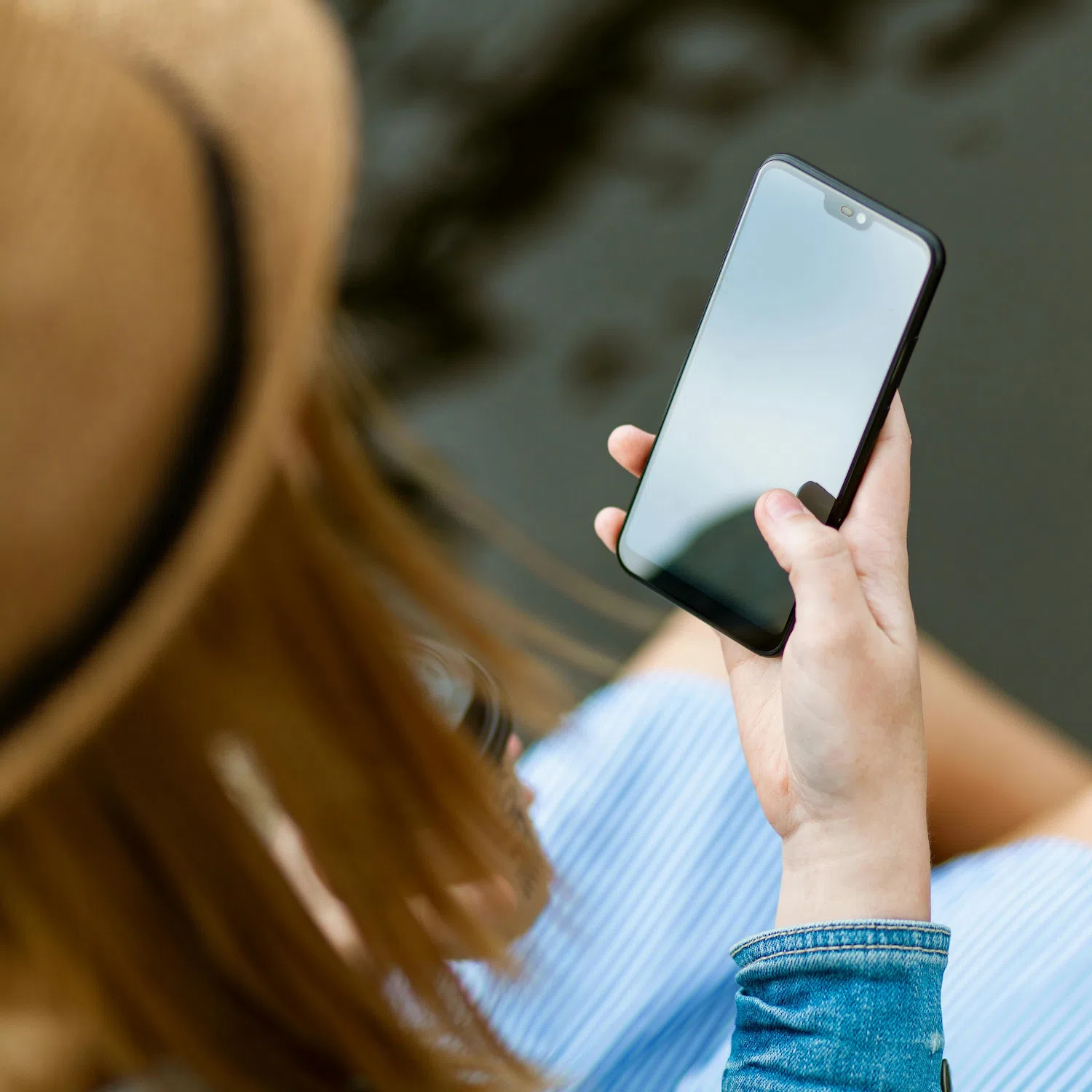 Person reading positive online reviews about depression therapy and virtual counseling options in New York City.