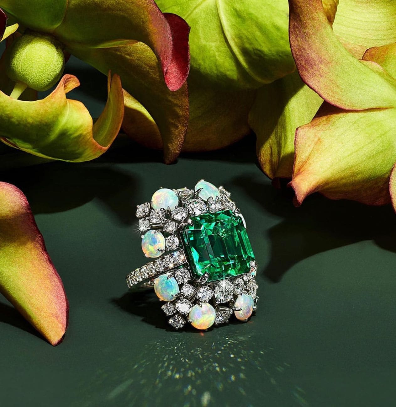 Ring emerald opal and diamond