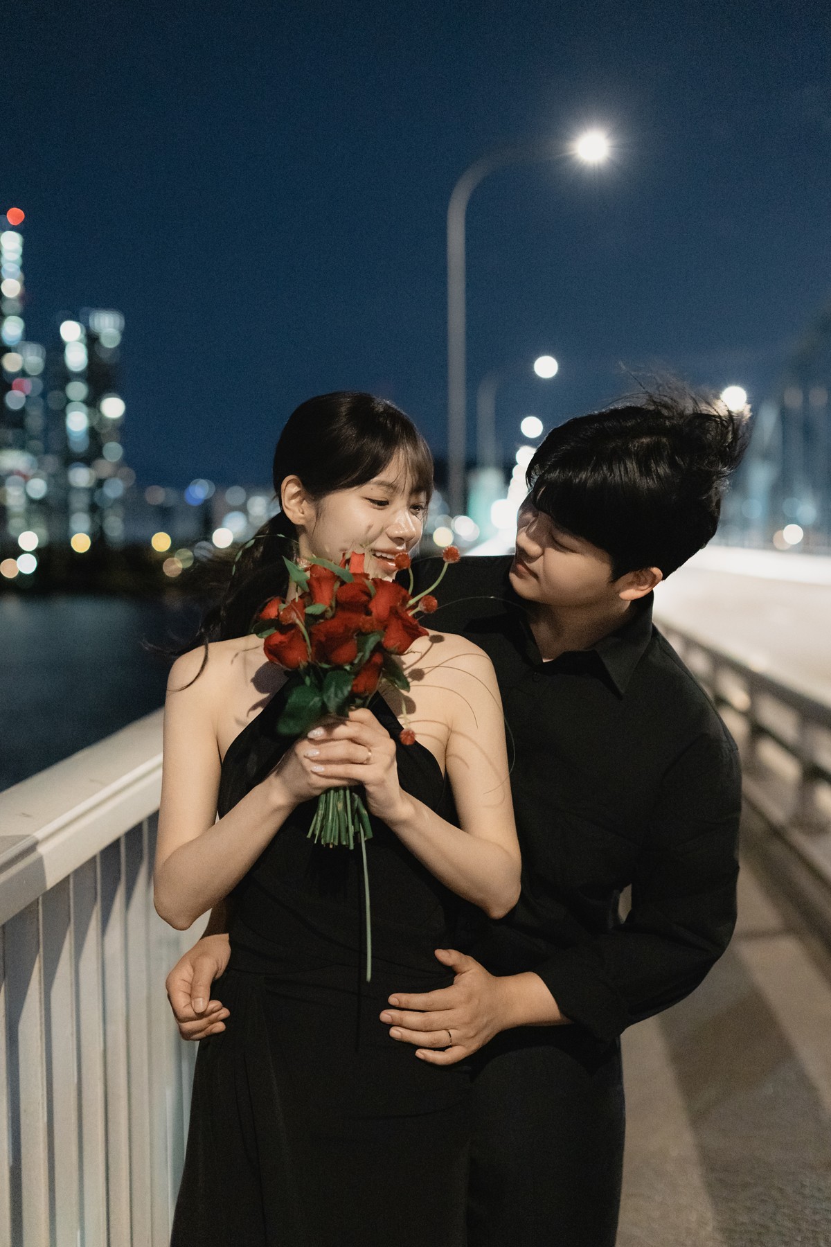동작대교 웨딩스냅 촬영 후기 | 마지아필름이 담아낸 서래섬 노을과 동작대교 야간 스냅의 세련된 빈티지 감성