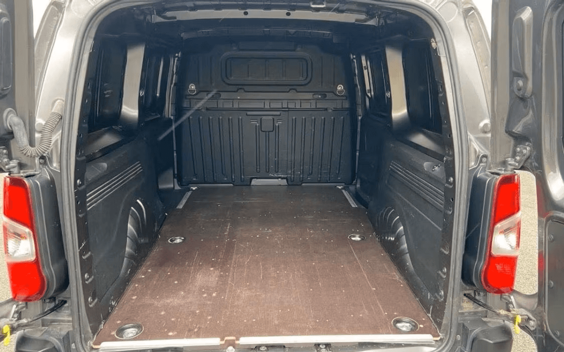 Großer, sauberer Laderaum mit viel Platz für IKEA Möbel und Kartons, Transporter Wien