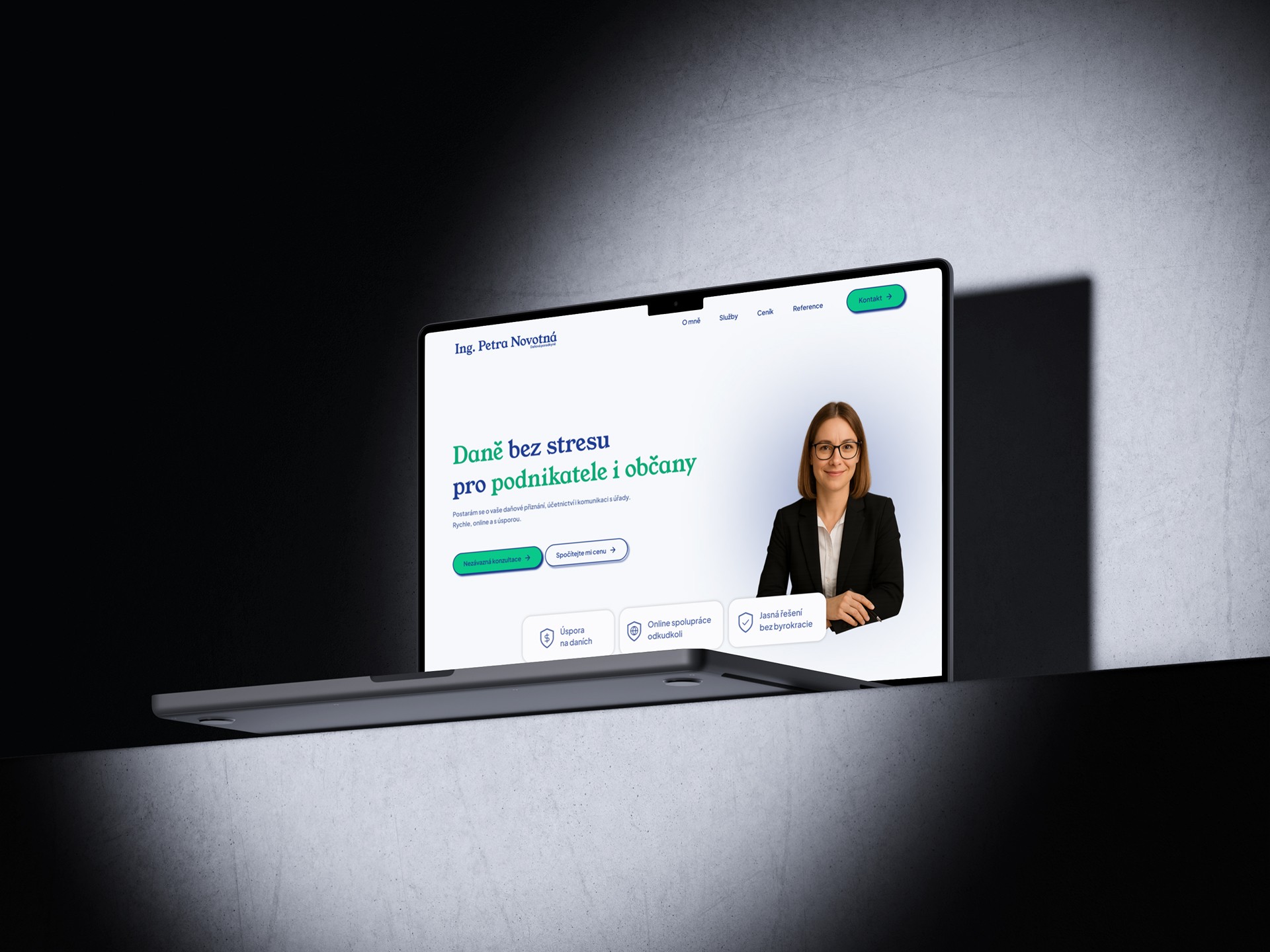 Finální podoba webdesignu pro daňovou poradkyni prezentovaná v prémiovém mockupu s dramatickým nasvícením.