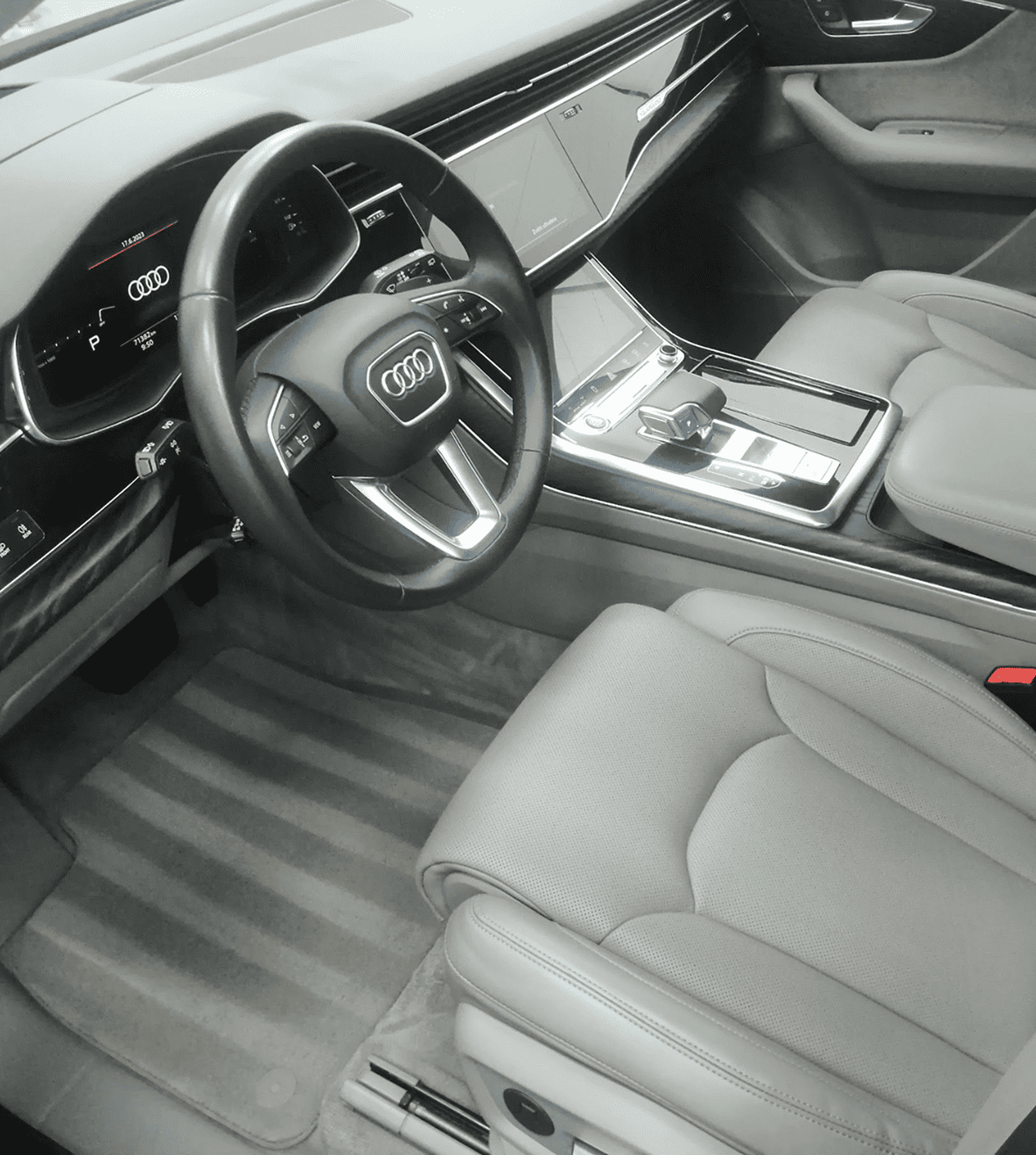 Hloubkový detailing interiéru Audi, čištění kůže a konzervace přístrojové desky.