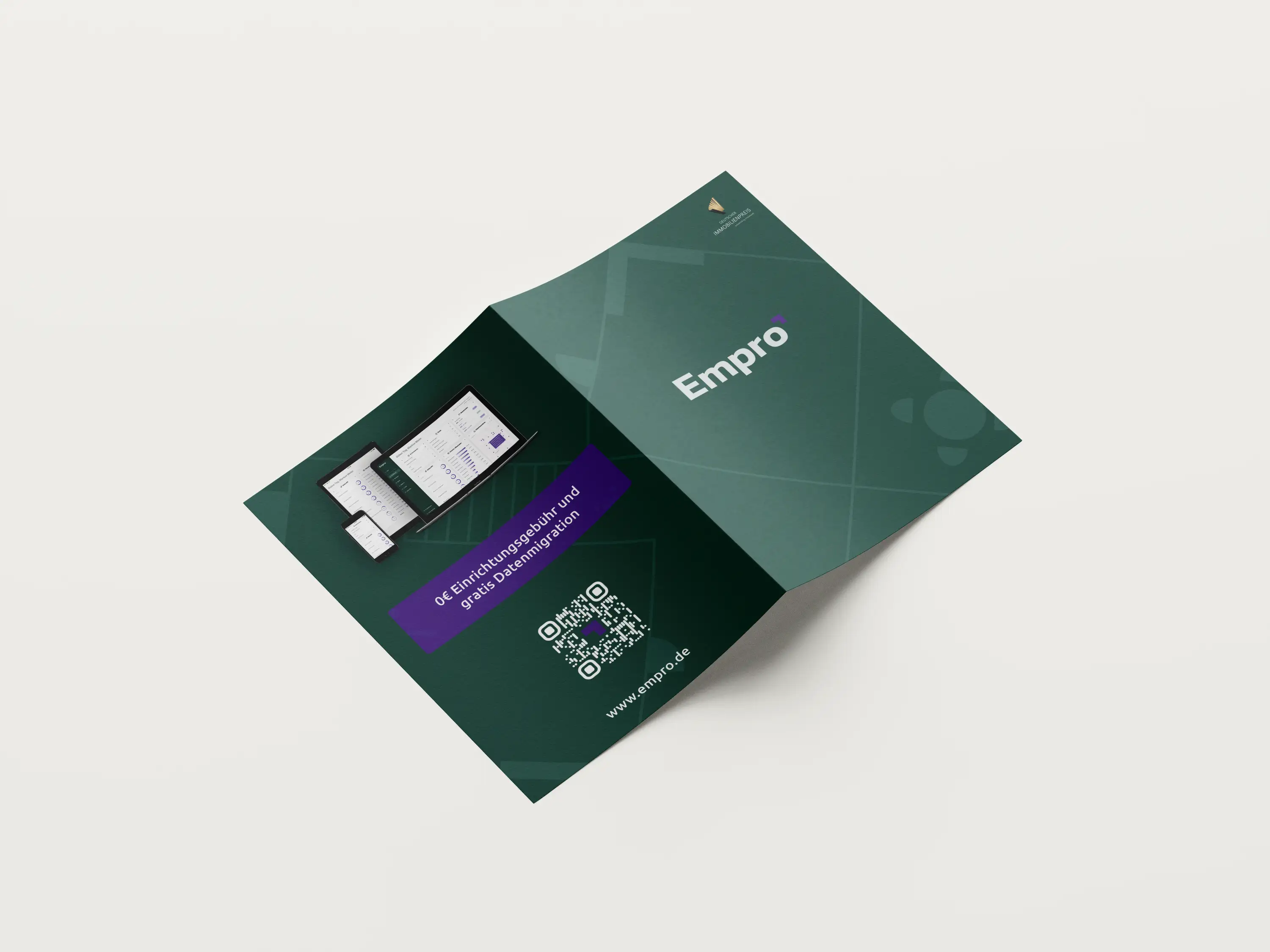 Innenseite des Empro-Flyers mit Kernfunktionen wie individuellem Dashboard und intelligentem Matching