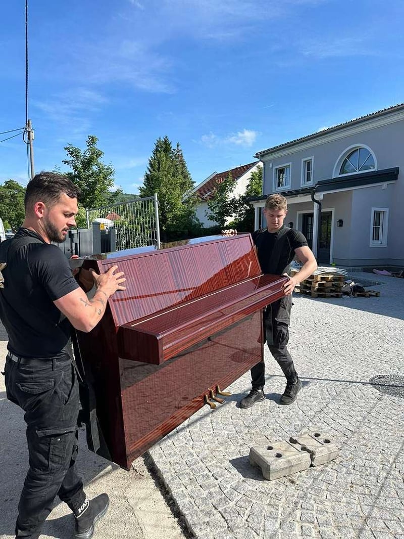 FST Transport Team bei einer Entrümpelung in Wien vor Ort