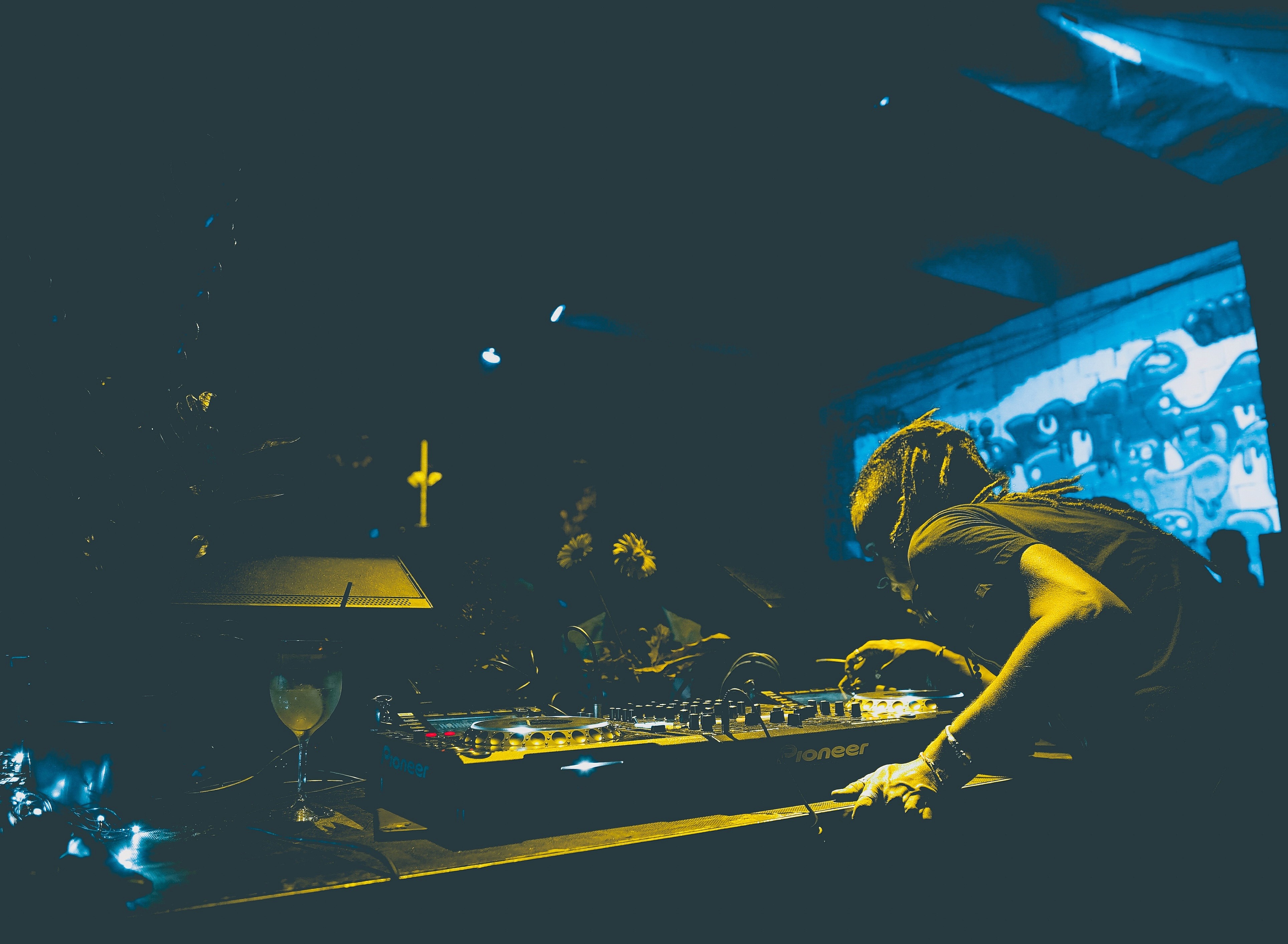 DJ jamming in a club - ai that writes songs