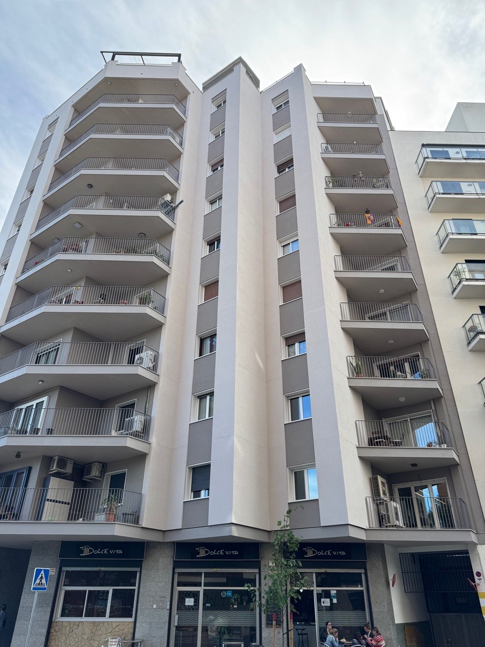 Façana rehabilitada de l'edifici de Roger de flor