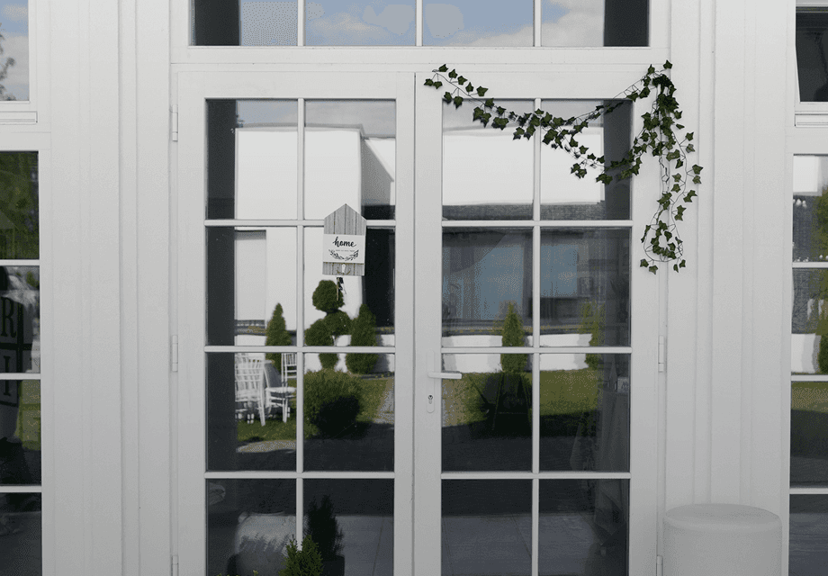 Porte d’entrée blanche en PVC avec poignée inox