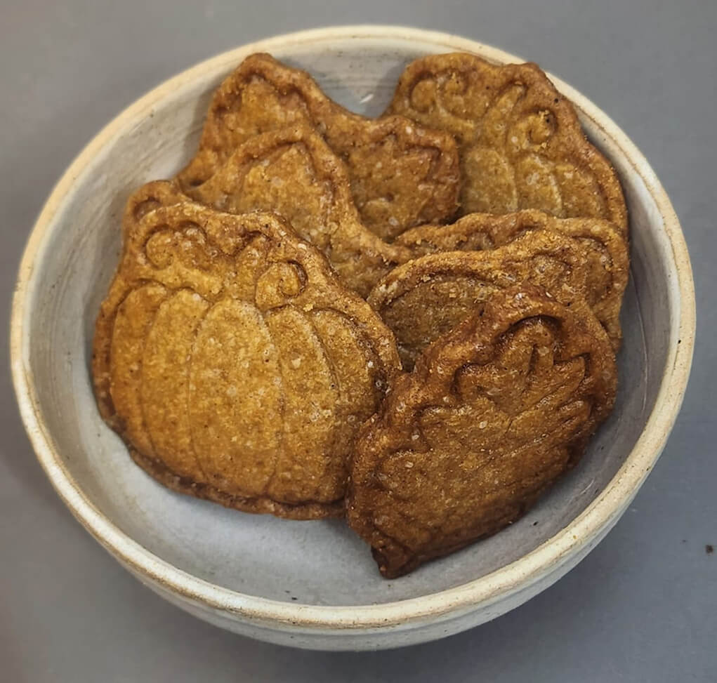 Plato con galletas especiadas tipo speculoos con formas otoñales.