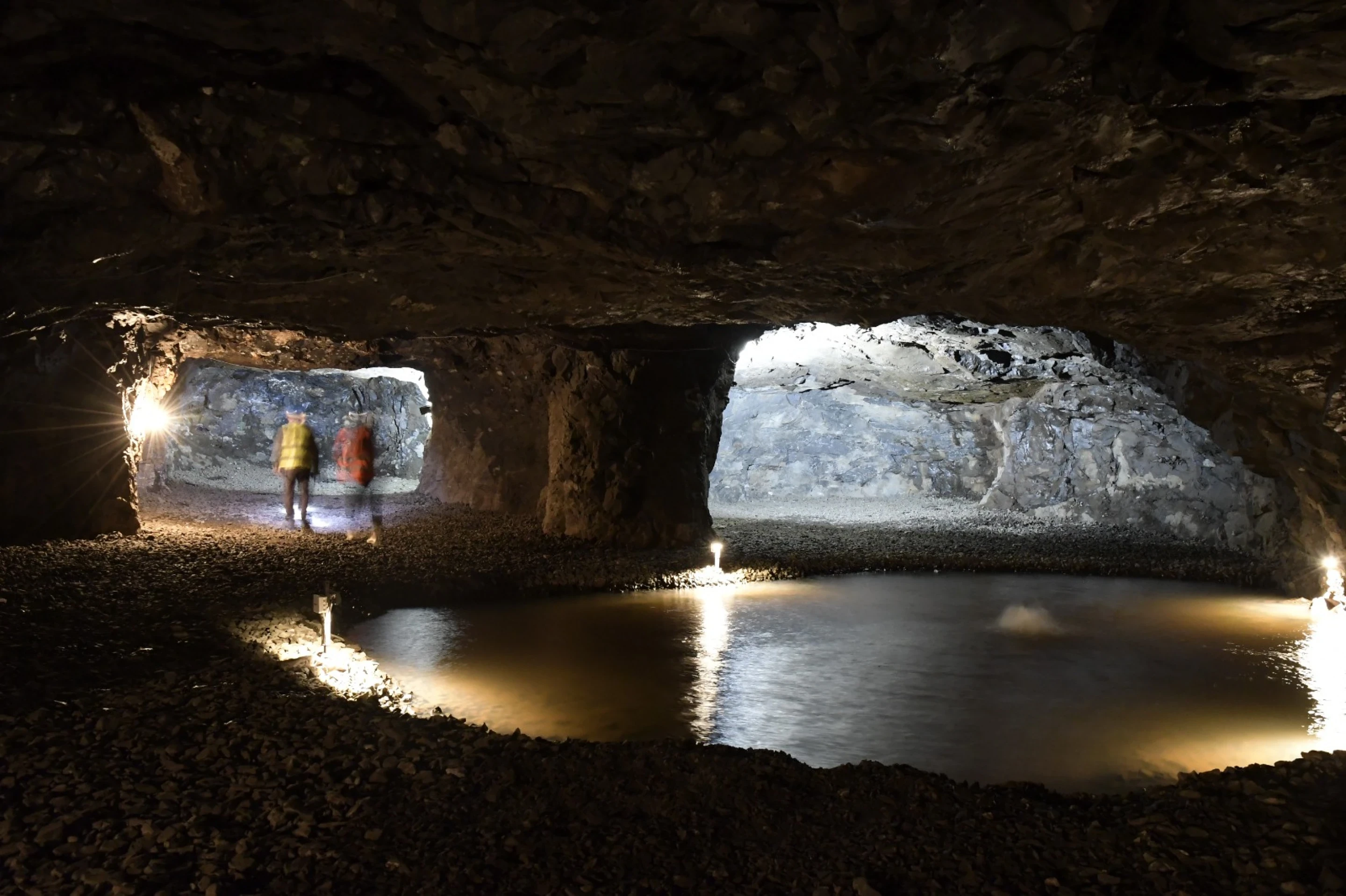 Turistas recorriendo una caverna de amatistas en Artigas, Uruguay, destino único recomendado por una aplicación de turismo con IA