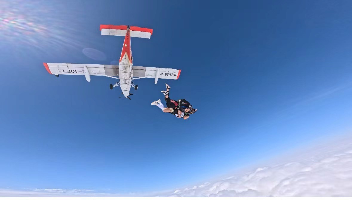  Chengdu Skydiving Real 3,000 Metres · 25 Seconds of Freefall · Handheld Camera Included