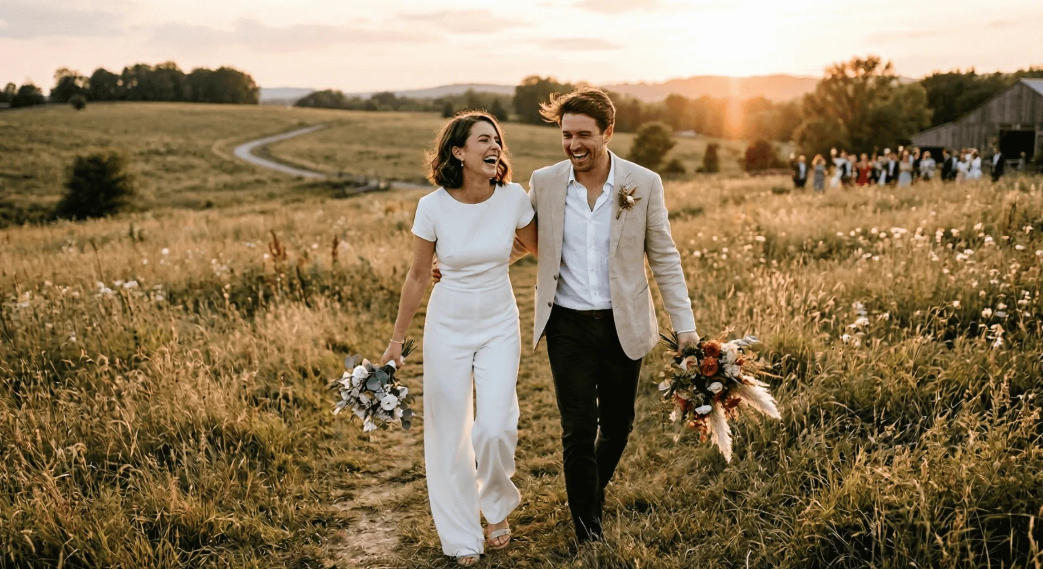 Moderne Hochzeit im Zollernalbkreis: Braut im eleganten weißen Jumpsuit und Bräutigam im Leinen-Sakko beim Paarshooting auf einer Naturwiese zur Golden Hour.