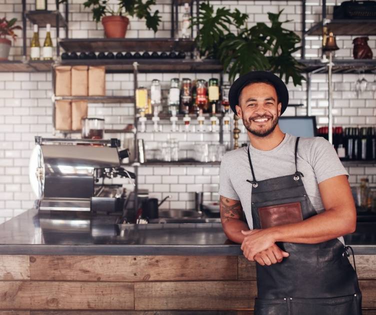 El dueño del café frente al counter de clientes