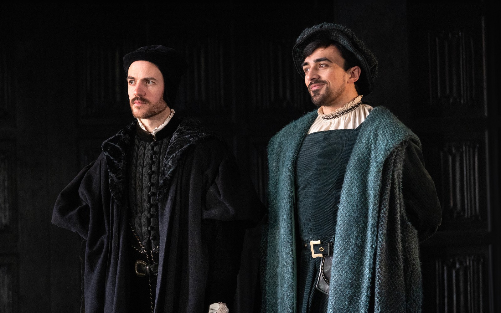 两位身着古装的演员正在舞台上表演《万世英名》。