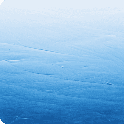 des gens assis sur des chaises devant des ordinateurs portables