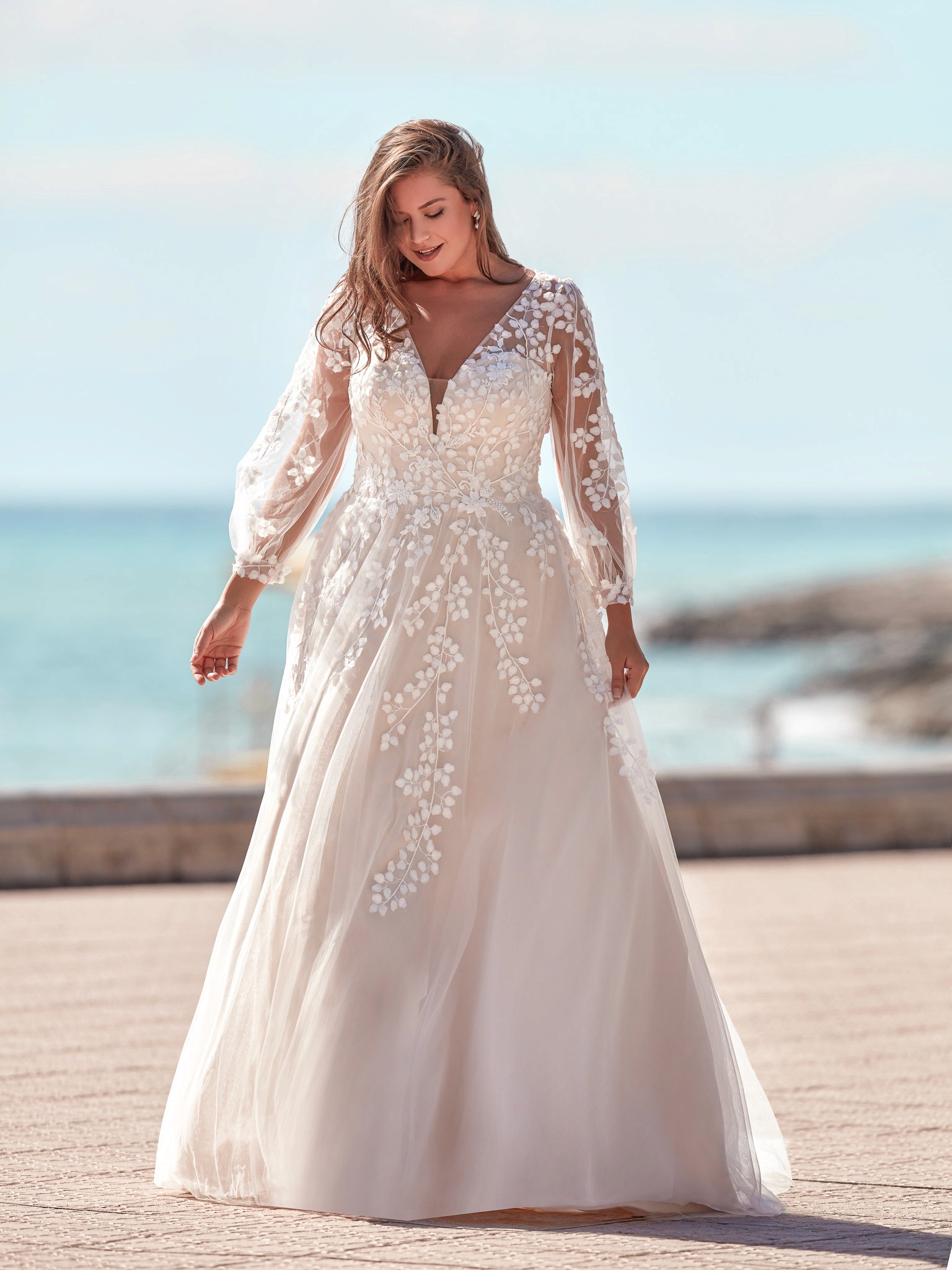 Plus-Size A-Linie Brautkleid mit Spitzendetails und Ärmeln – New Collection Brautmode 2026