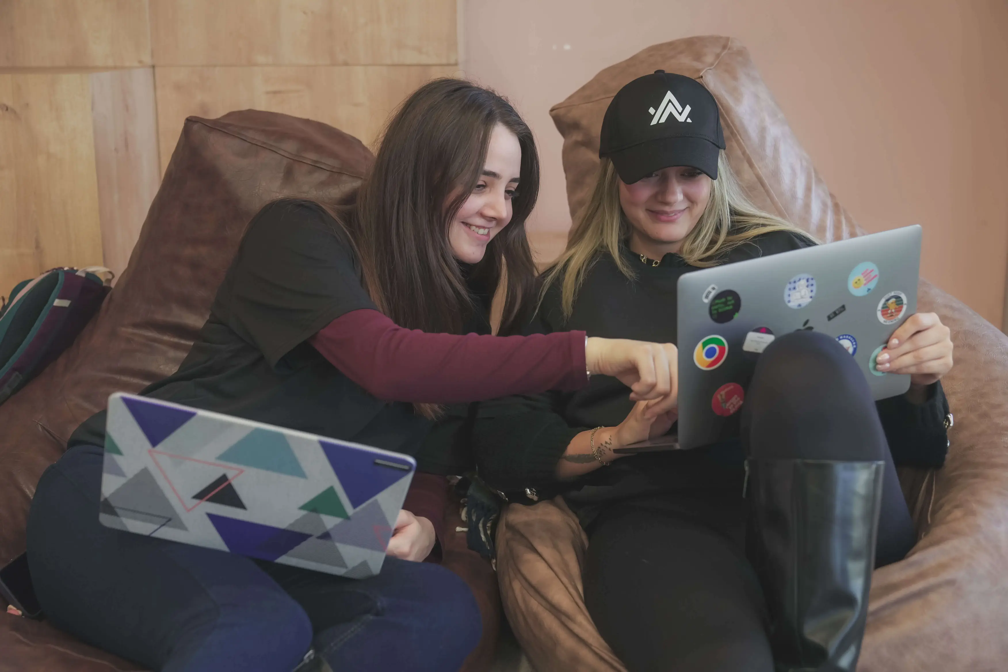 Natural teamwork moment at Neon Apps workspace