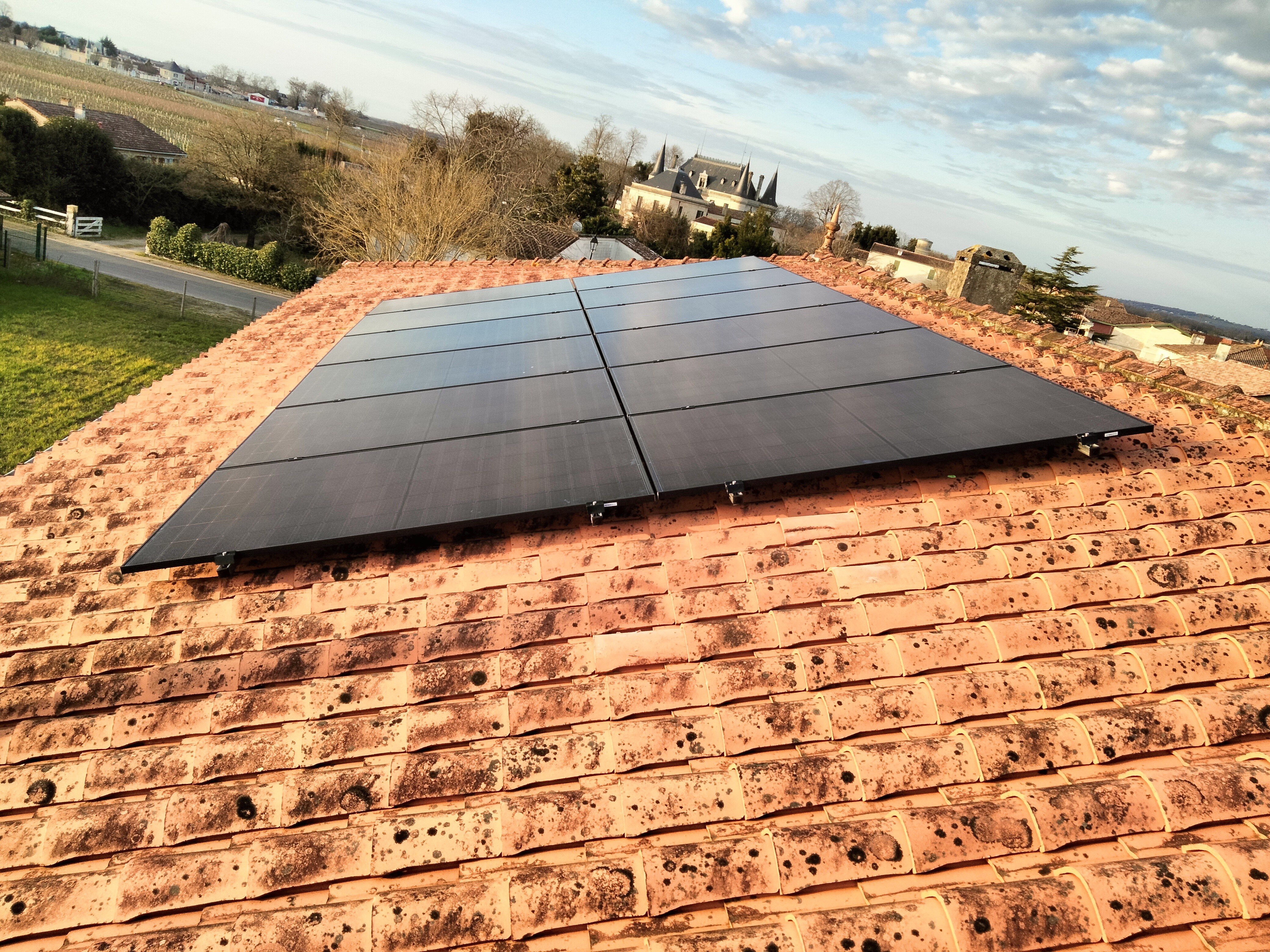 Photo d'une installation de panneaux photovoltaïque sur le toit d'une maison à Bordeaux réalisée par RJ Watts powered by Solarock