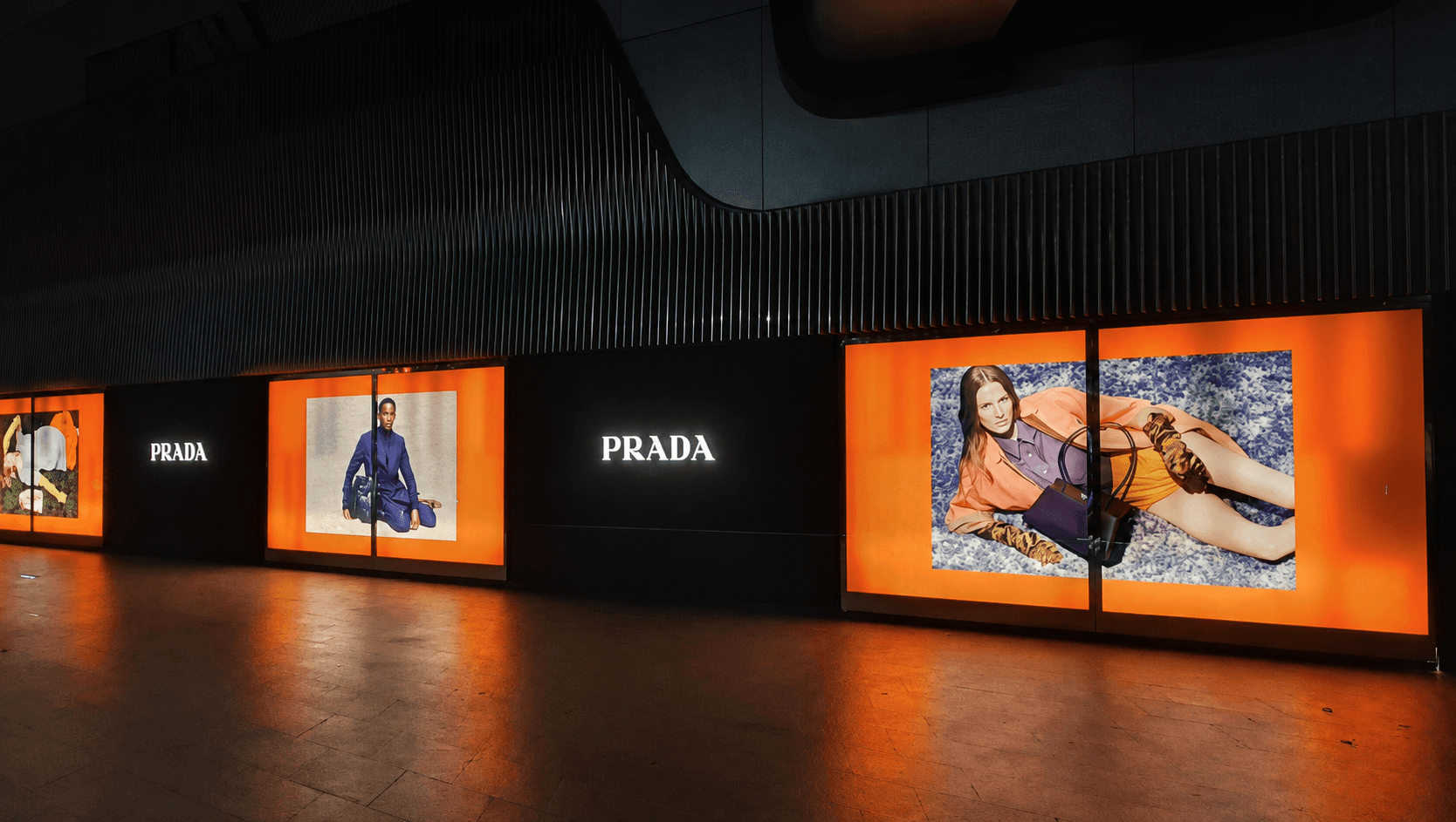 งานพิมพ์กล่องไฟหน้าร้าน Prada หลากชิ้น หน้า Central Embassy