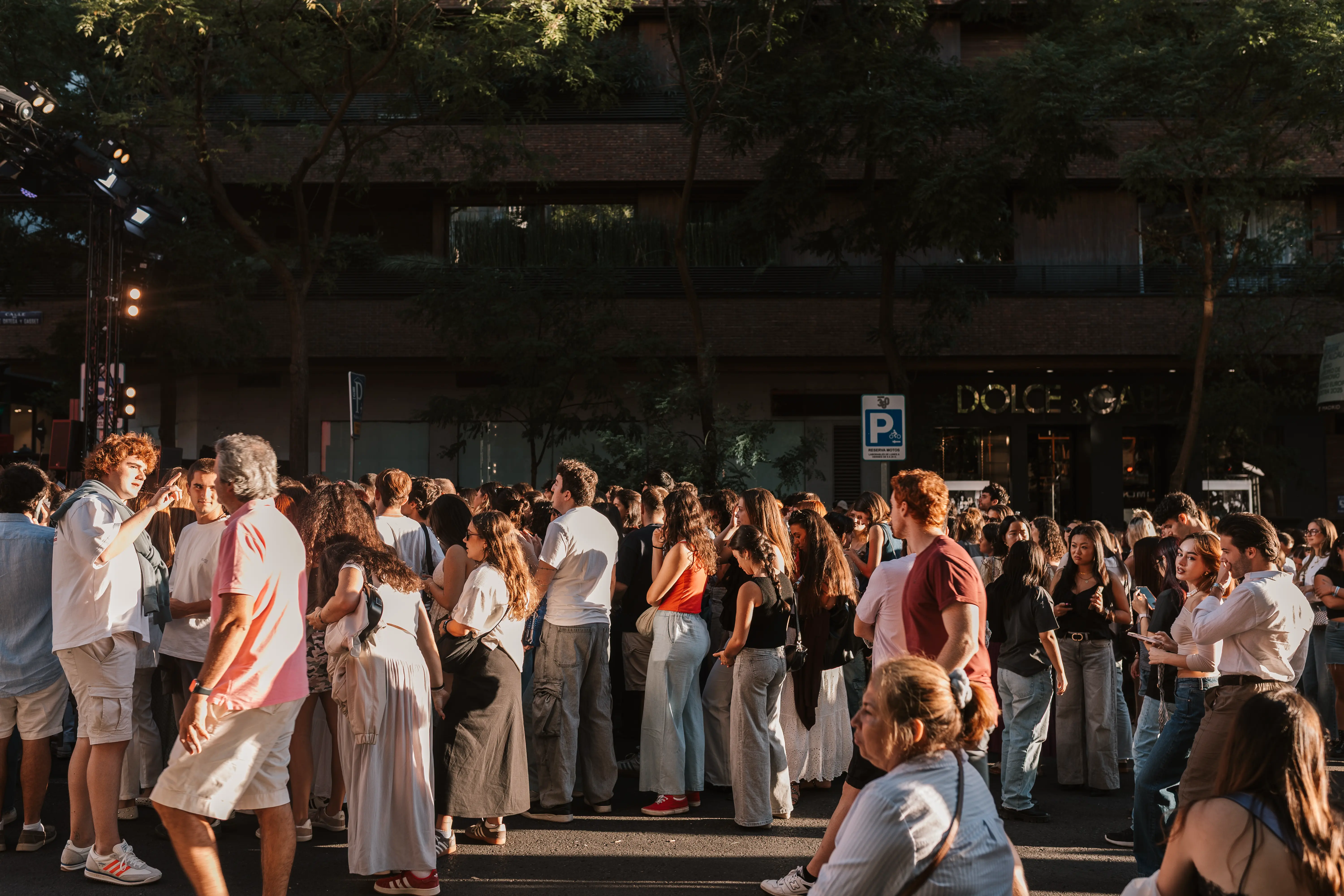 gente esperando en la calle a que empiece evento