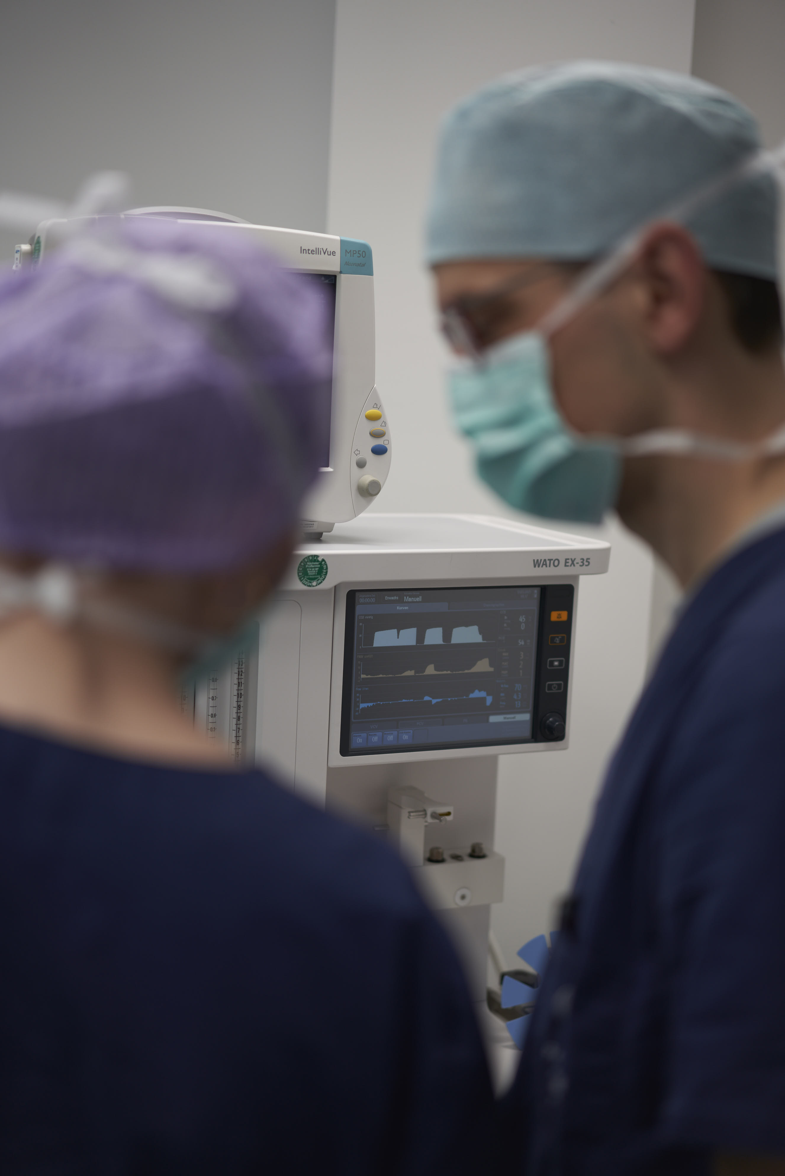 Narkosegerät überwacht die vitalwerte und den Sauerstoff der Patienten in Narkose, unscharf im vordergrund Jirka trautmann und OP Hilfe