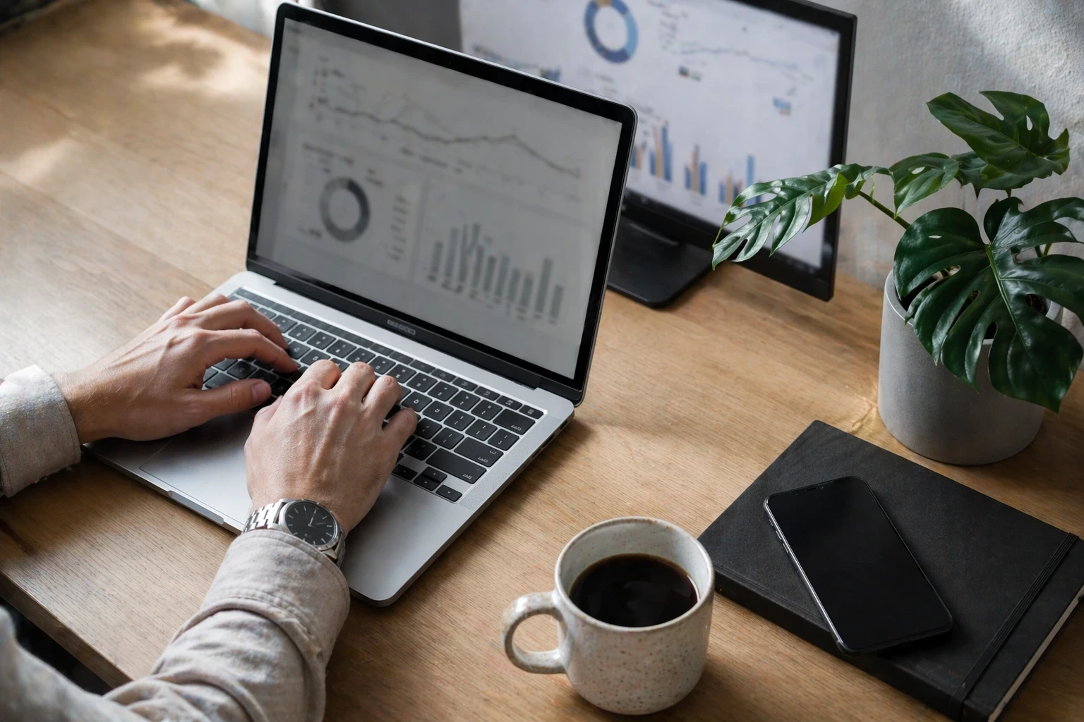 Profissional de marketing analisando dashboards de SEO local em Uberlândia em notebook, com gráficos de performance de Google Meu Negócio exibidos na tela, durante estruturação de estratégia de ranqueamento local no Triângulo Mineiro.