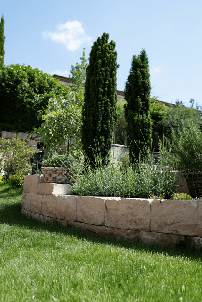 Kalkstein Mauer und Rasen