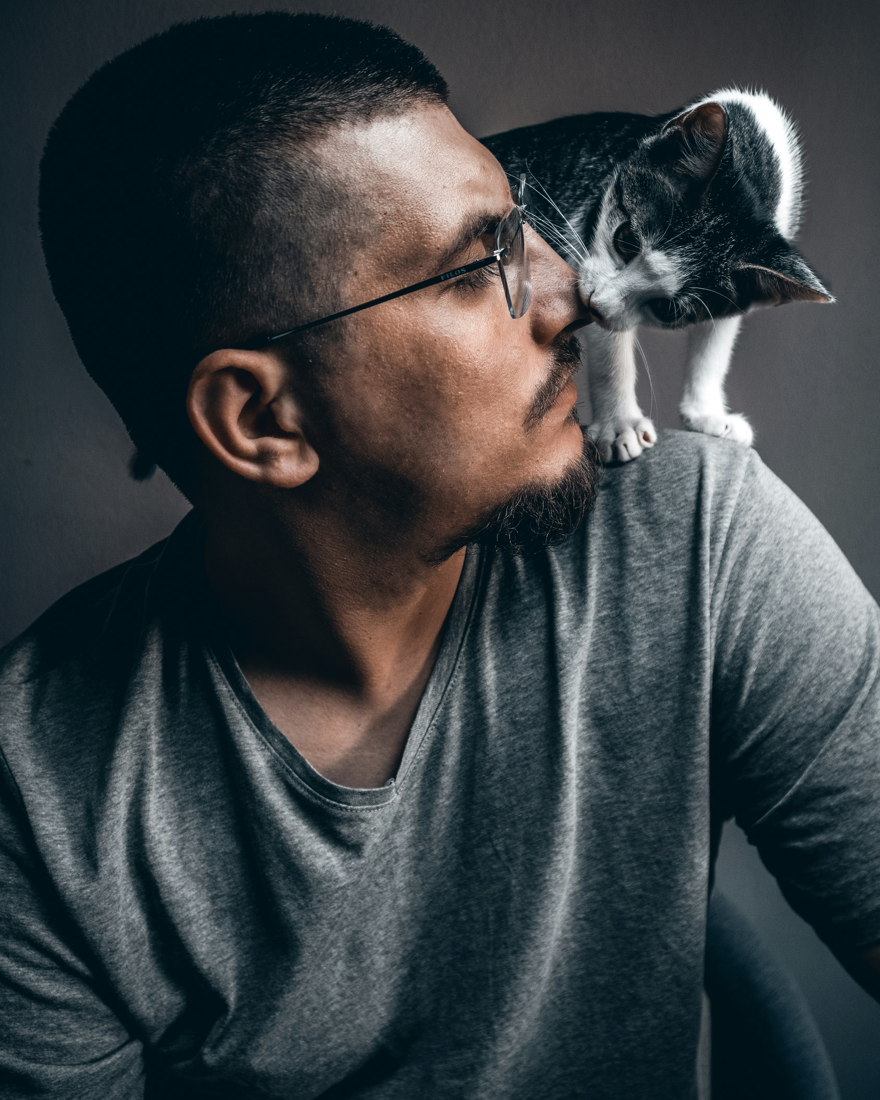 Picture of a man with a young kitten on his shoulder