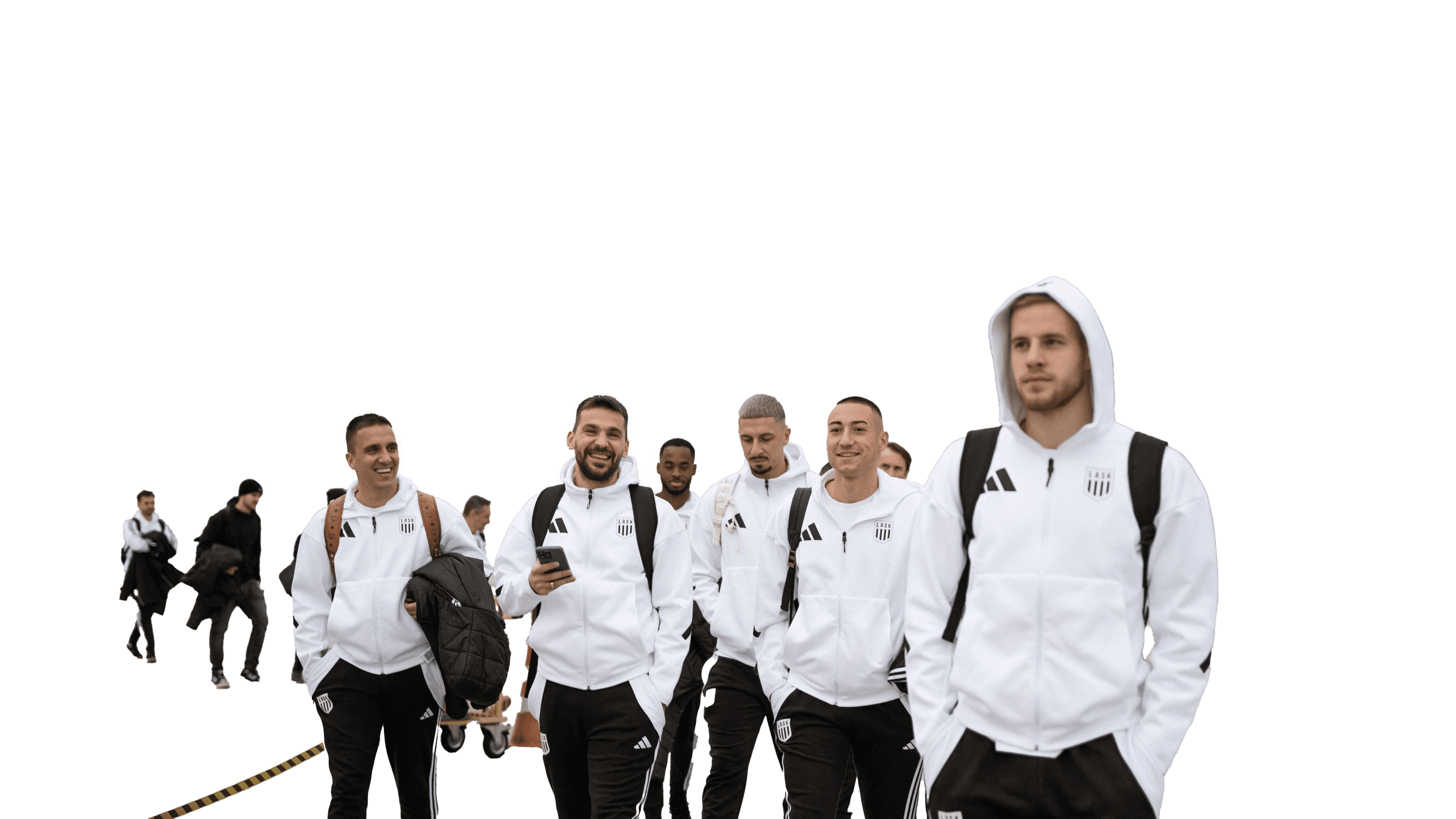 Fußballspieler in weißer Trainingskleidung gehen nebeneinander. Sportler mit Rucksäcken. Argentinisches Team unterwegs.