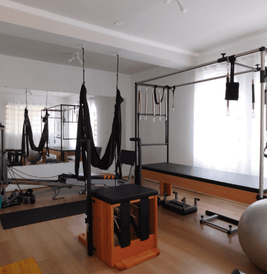 Espaço Carina Simeão com aparelhos de pilates.