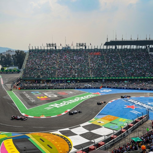 F1 車手在墨西哥大獎賽中穿越福羅索爾棒球場賽道