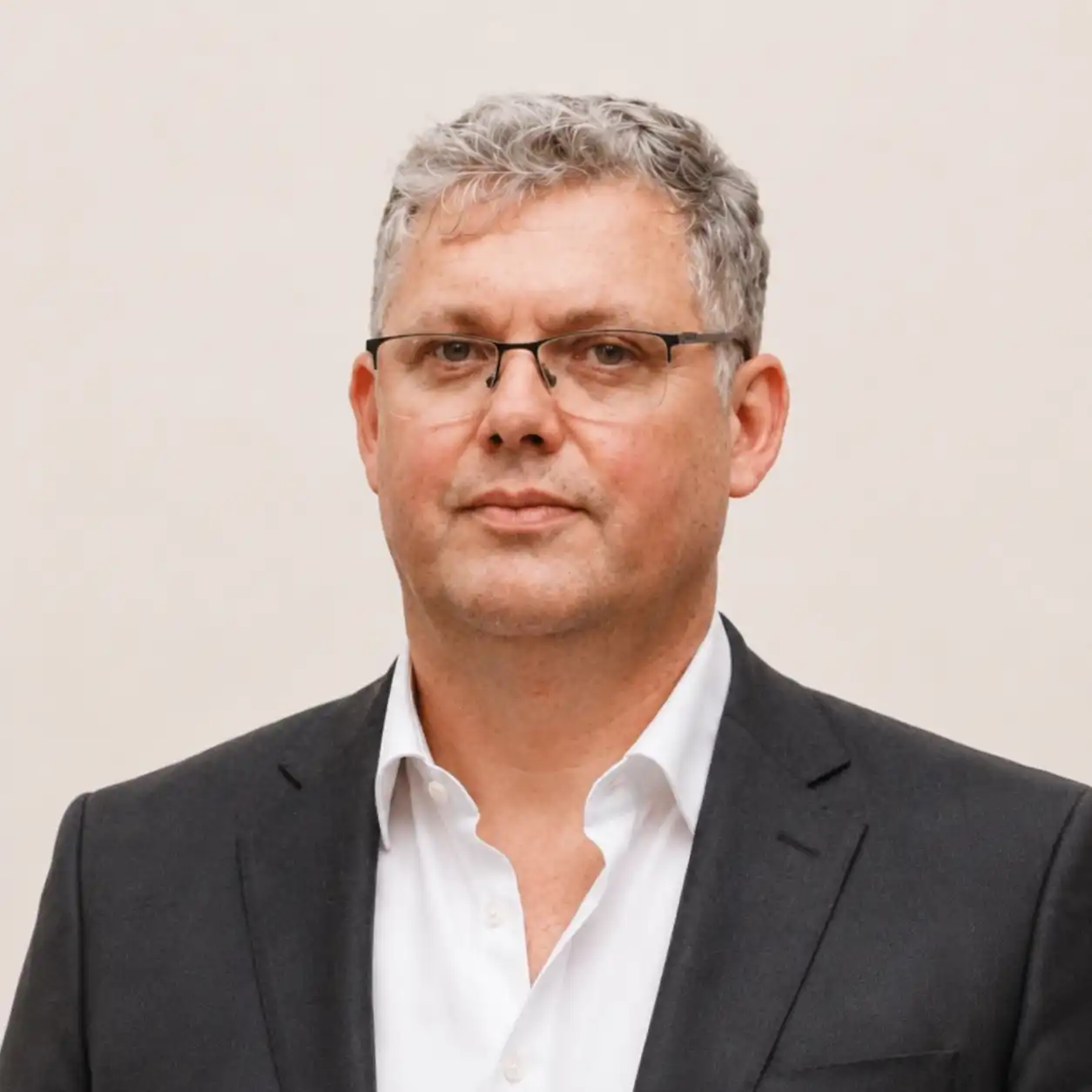 man wearing black notched lapel suit jacket in focus photography