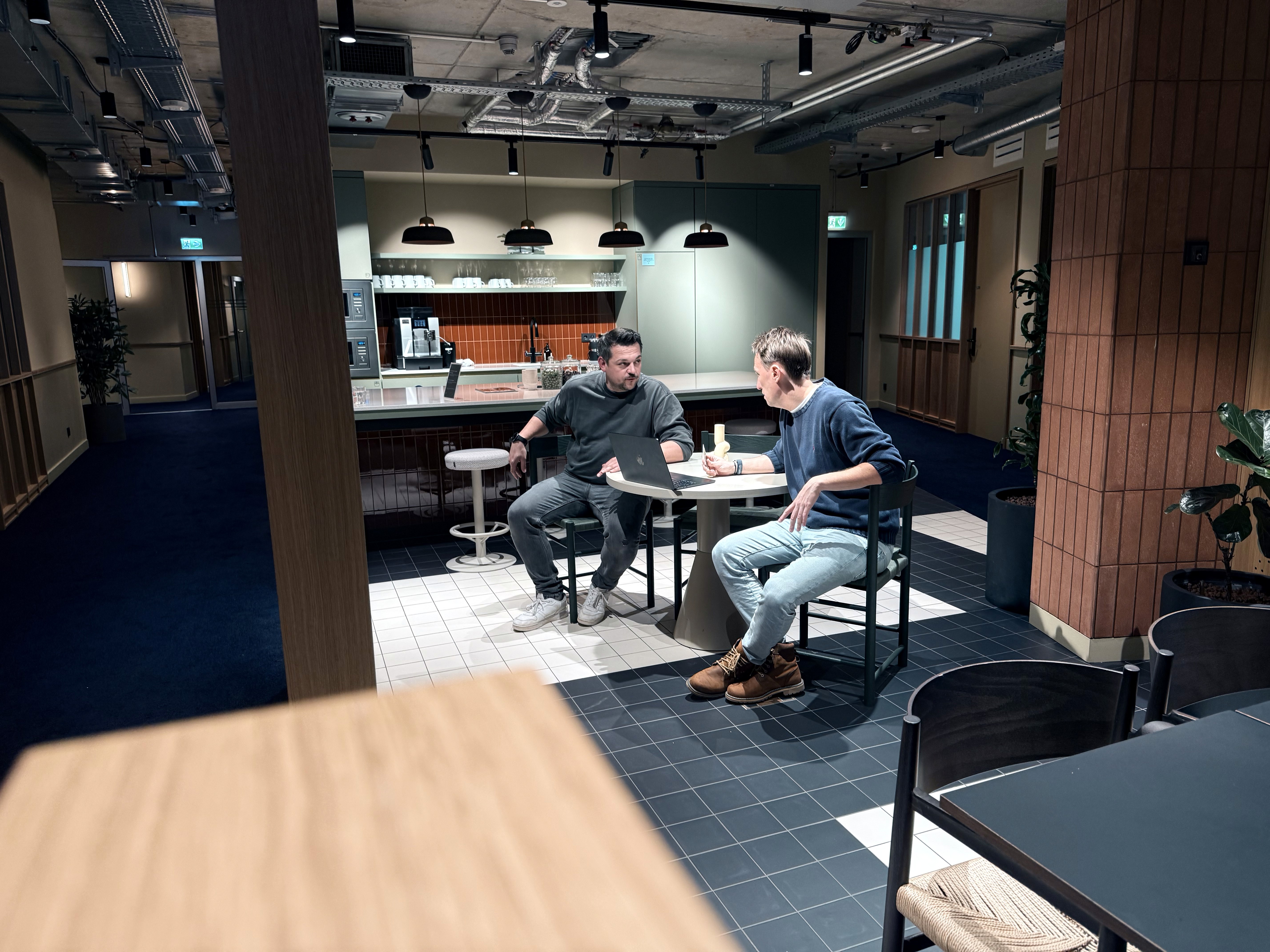 Emanuel Dennis & Torben Melzig im Büro von LAGOM Network in Hamburg