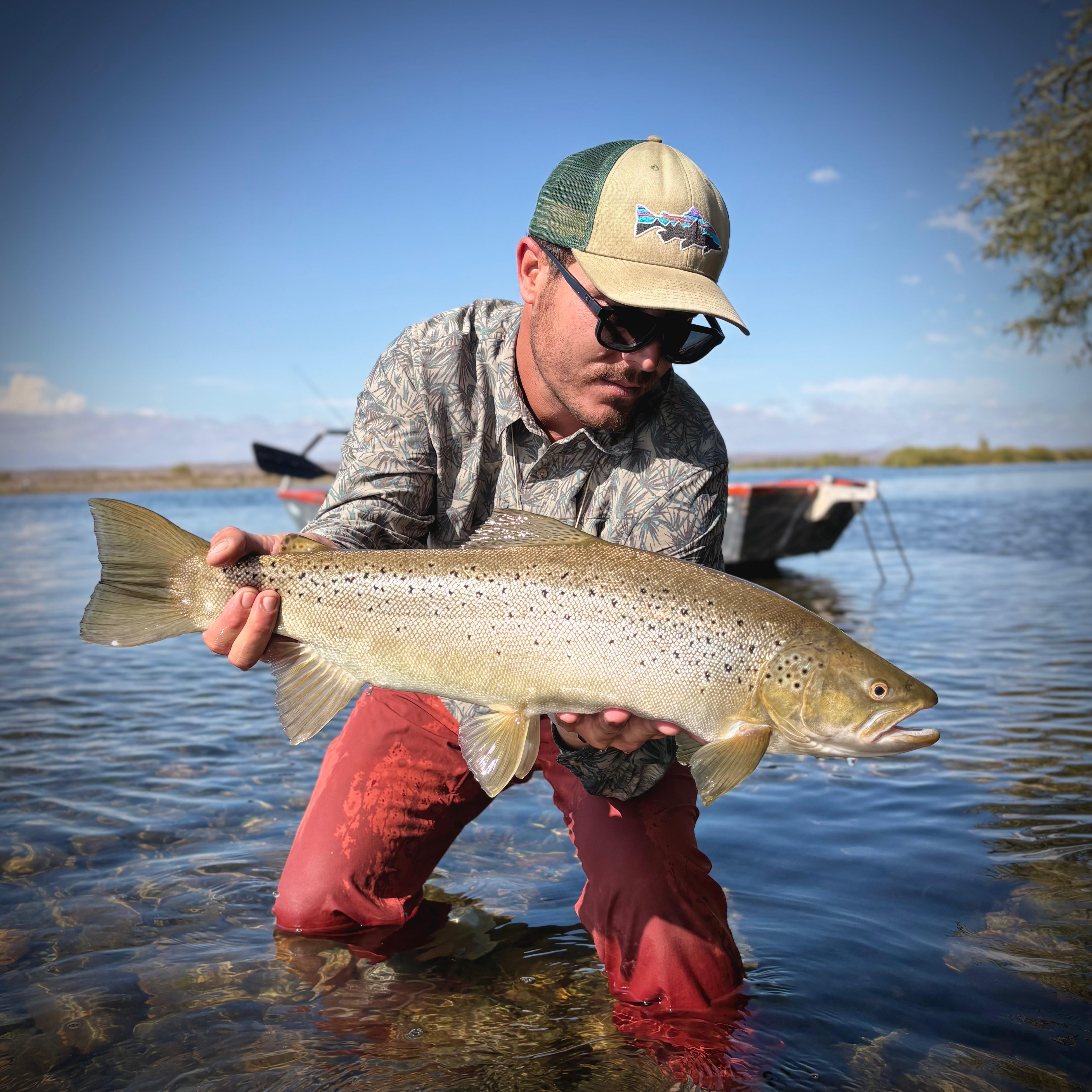 Imagen de Juan , el guía, sosteniendo una trucha