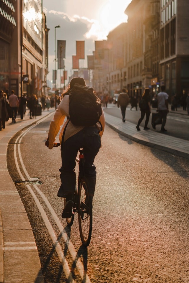 Ciclista urbano circulando por Murcia, protegiéndose con la cobertura de Responsabilidad Civil del seguro de hogar ante accidentes.