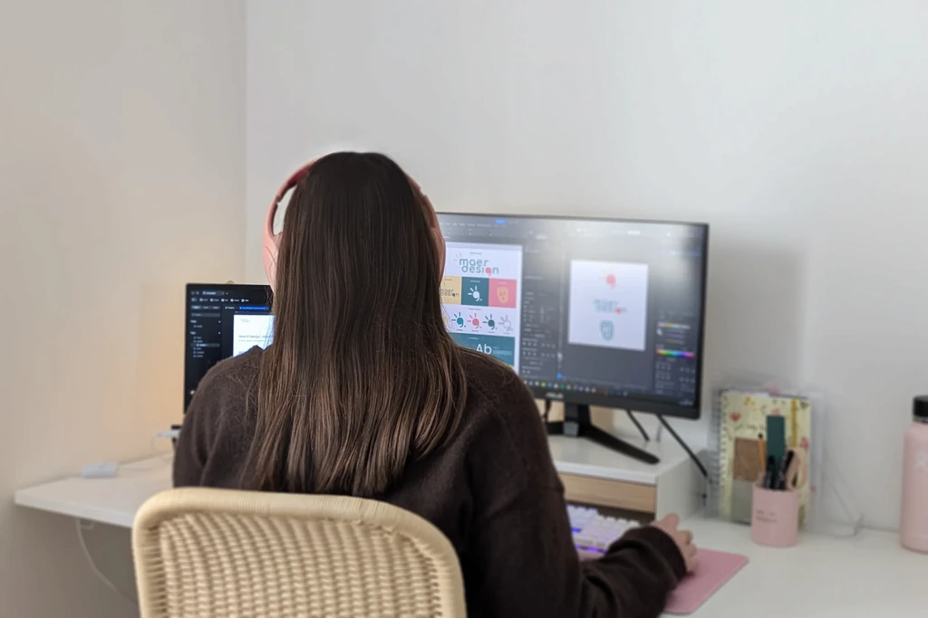 Photo da la créatrice de Mae R Design travaillant à son bureau