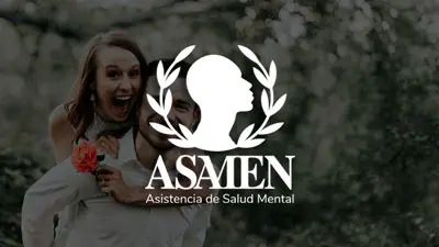 Fotografía de una pareja sonriendo y compartiendo un momento cercano en un ambiente iluminado, utilizada para ilustrar el bienestar y la salud mental.